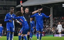 Cucurella thẻ đỏ, Chelsea thua Fulham ở Ngoại hạng Anh