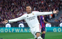 Mbappe lập cú đúp, Mourinho trượt cỏ ăn mừng khi lần thứ 9 đánh bại Barcelona