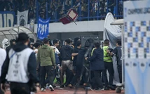 CĐV Indonesia tràn xuống sân truy đuổi, trọng tài và cầu thủ Thái Lan phải trốn vào phòng thay đồ