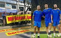 CĐV Malaysia biểu tình trước trụ sở FAM về vụ gian lận nhập tịch, luật sư yêu cầu tước quốc tịch 4 cầu thủ