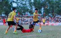 Dàn ngoại binh châu Phi thua trận chung kết bóng đá hội làng Việt Nam có tổng tiền thưởng 1,5 tỷ đồng