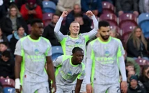 Thắng tối thiểu Burnley, Man City chiếm ngôi đầu của Arsenal