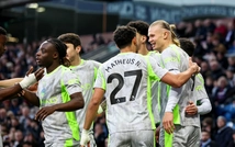 Đá đủng đỉnh, Man City vẫn rộng cửa “ăn ba”