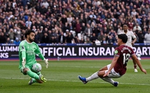 Raya cứu thua ngoạn mục cho Arsenal, được so sánh với pha bóng giúp Argentina vô địch World Cup