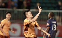 HLV Kim Sang Sik 'thưởng' lớn cho trung vệ 19 tuổi