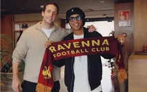 Ronaldinho bất ngờ tái xuất ở tuổi 46 sau 11 năm giải nghệ