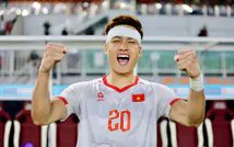 Trung vệ Bùi Hoàng Việt Anh đã được xử lý vết thương