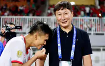 Chiếc áo may mắn của HLV Kim Sang Sik