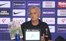 Mourinho nổi giận, mang ảnh vào họp báo sau trận thua Atletico để đòi 2 thẻ đỏ