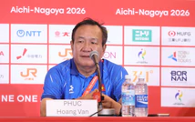 HLV Hoàng Văn Phúc tính phương án phòng ngự trước đội tuyển Trung Quốc