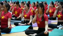 Hàng trăm tín đồ Yoga hòa nhịp hưởng ứng Ngày Quốc tế Yoga