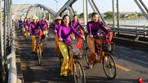 Ngắm hình ảnh "Áo dài qua phố" tuyệt đẹp trong buổi sáng Cố đô Huế