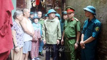 Ninh Bình sơ tán dân ra khỏi khu tập thể cũ tránh bão số 3