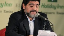 Phía sau chuyện Maradona than thở bị "phản bội"