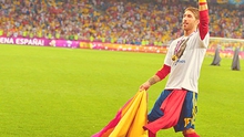 Pique cắt lưới làm kỷ niệm, Ramos khiêu khích CĐV Italia