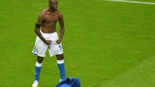 Màn ăn mừng cực dị của Balotelli tái hiện ở Nhật Bản