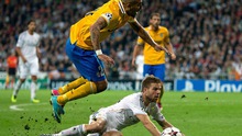 Khoảnh khắc bóng đá: Lạy Chúa, Ramsey đang tới, Alonso ‘xỏ mũi’ Zidane. Neymar đòi thay người.