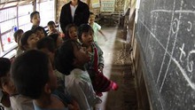 Học sinh Myanmar học trong nhà tranh