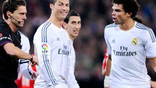 'Tát yêu' rồi 'thiết đầu công' đối phương, Ronaldo xứng đáng thẻ đỏ