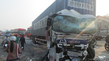 Xe khách và xe container tông trực diện, 7 người bị thương