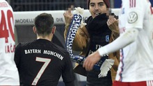 CĐV Hamburg nhảy vào sân, tát Ribery, giơ 'ngón tay thối' khiêu khích