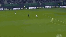 VIDEO: Manuel Neuer suýt mất bóng khi chơi như một... tiền vệ