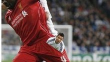 ẢNH CHẾ: Kolo Toure xuất thần, bỏ Ronaldo vào ‘túi quần’