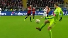 VIDEO: Manuel Neuer đánh gót như nghệ sĩ ở ngoài vòng cấm