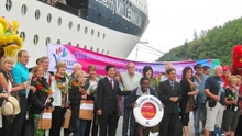 Tàu biển Celebrity Millennium chở hơn 1.000 du khách cập cảng Chân Mây