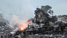 Di chuyển xác máy bay rơi MH-17