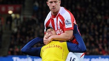 Quay chậm: Vật ngã Alexis Sanchez, Charlie Adam lẽ ra phải bị thẻ đỏ