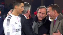 Ronaldo làm ngơ, không bắt tay Michel Platini
