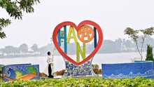 Chùm ảnh 'Trái tim Tình yêu Hà Nội' bên hồ Trúc Bạch