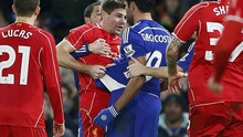 Diego Costa đạp vào chân Emre Can và Skrtel, suýt choảng nhau với Gerrard
