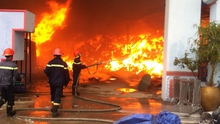 Hàng nghìn mét vuông nhà xưởng bị cháy rụi tại thị trấn Nam Sách