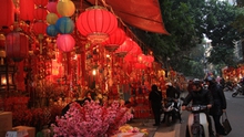 Chợ Tết phố cổ Hàng Lược ngập đèn lồng đỏ Trung Quốc