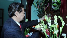 Thủ tướng Nguyễn Tấn Dũng dâng hương tưởng niệm Chủ tịch Hồ Chí Minh nhân Tết Ất Mùi