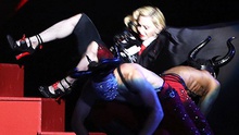 Madonna ngã ngửa xuống bậc thang tại giải Âm nhạc Anh