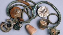 Israel phát hiện tiền xu và đồ trang sức quý từ thời Alexander Đại đế