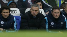 Chelsea: Vì sao Mourinho KHÓC mếu máo, đập đầu xuống đất trong trận gặp Stoke?