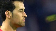 Cầu thủ Celta Vigo bị đuổi vì NÉM CỎ vào Sergio Busquets