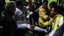 Diego Maradona đạp nhân viên an ninh sau trận đấu vì hòa bình