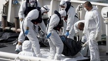 Italy bắt giữ thuyền trưởng và thuyền phó tàu di cư trái phép bị lật