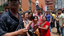 VIDEO động đất mới nhất ở Nepal: Những tòa nhà đổ sụp, những con người hoảng loạn