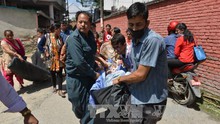 (CẬP NHẬT) Động đất rung chuyển Nepal: 1.129 người thương vong. Người dân Nepal hoảng loạn
