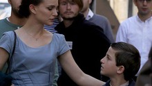 LHP Cannes: Phim về cuộc tàn sát người Do Thái của Natalie Portman gây tranh cãi