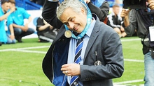 Jose Mourinho tặng huy chương vô địch cho con gái