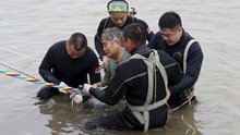 VIDEO: Trung Quốc huy động hàng nghìn người cứu hộ chìm tàu trên sông Dương Tử