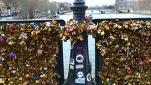 Khi Paris gỡ 'tình yêu' khỏi cầu sông Seine