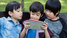 Trẻ em dùng iPad, smartphone: Đâu là điểm dừng?